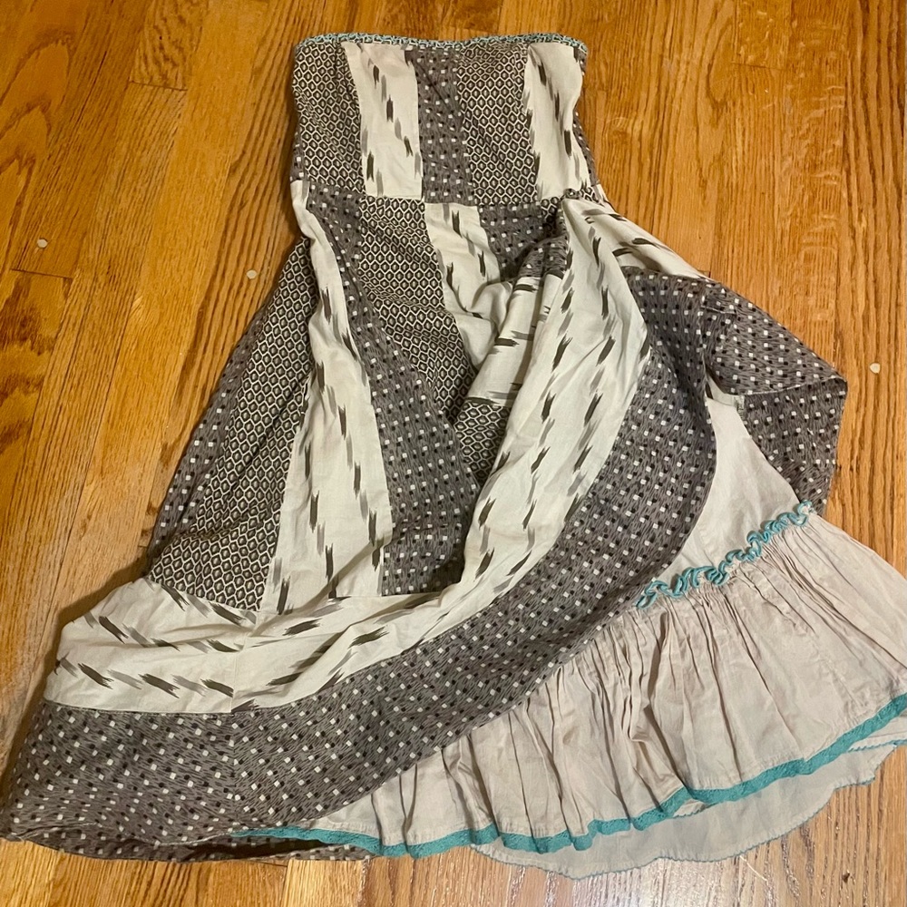 Fun strapless dress size 0. Option to button up front skirt to show underneath.